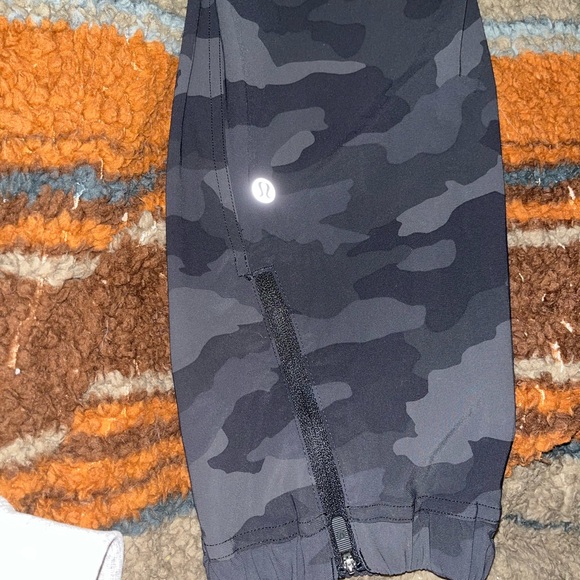 Lululemon black camo joggers sz 4 - Picture 2 of 4